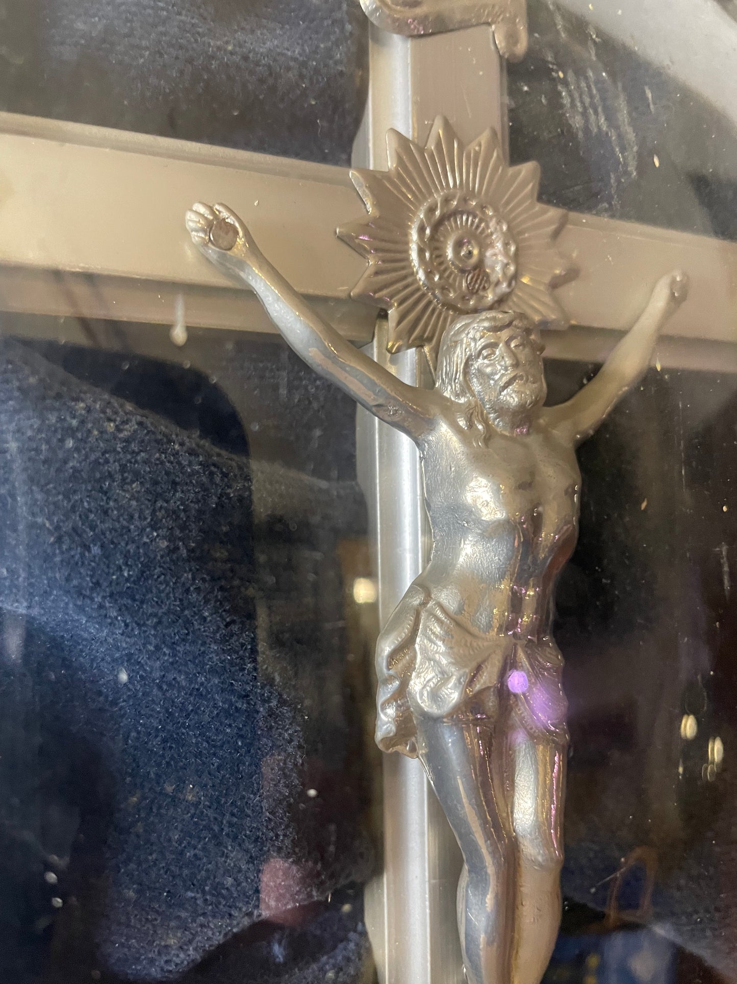Antiker Rahmen stark gewölbtes Glas, Stuck mit Kruzifix versilbert