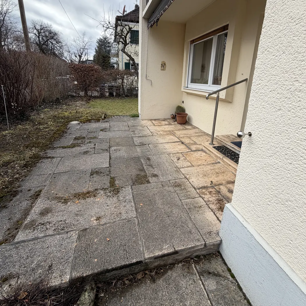 Dieselbe Terrasse nach der Entrümpelung, leer und gekehrt