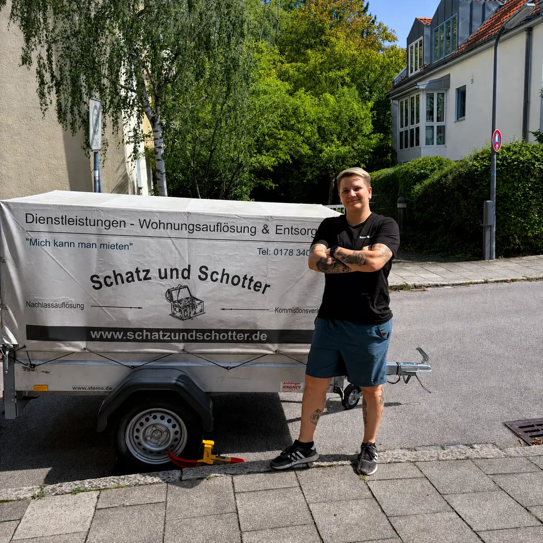 Monique Röthig bei einer Räumung in München vor dem beschrifteten Anhänger von Schatz und Schotter