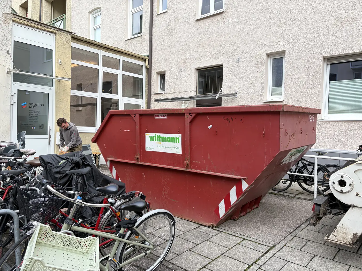 Container vor einem Münchner Wohnhaus während einer Räumung