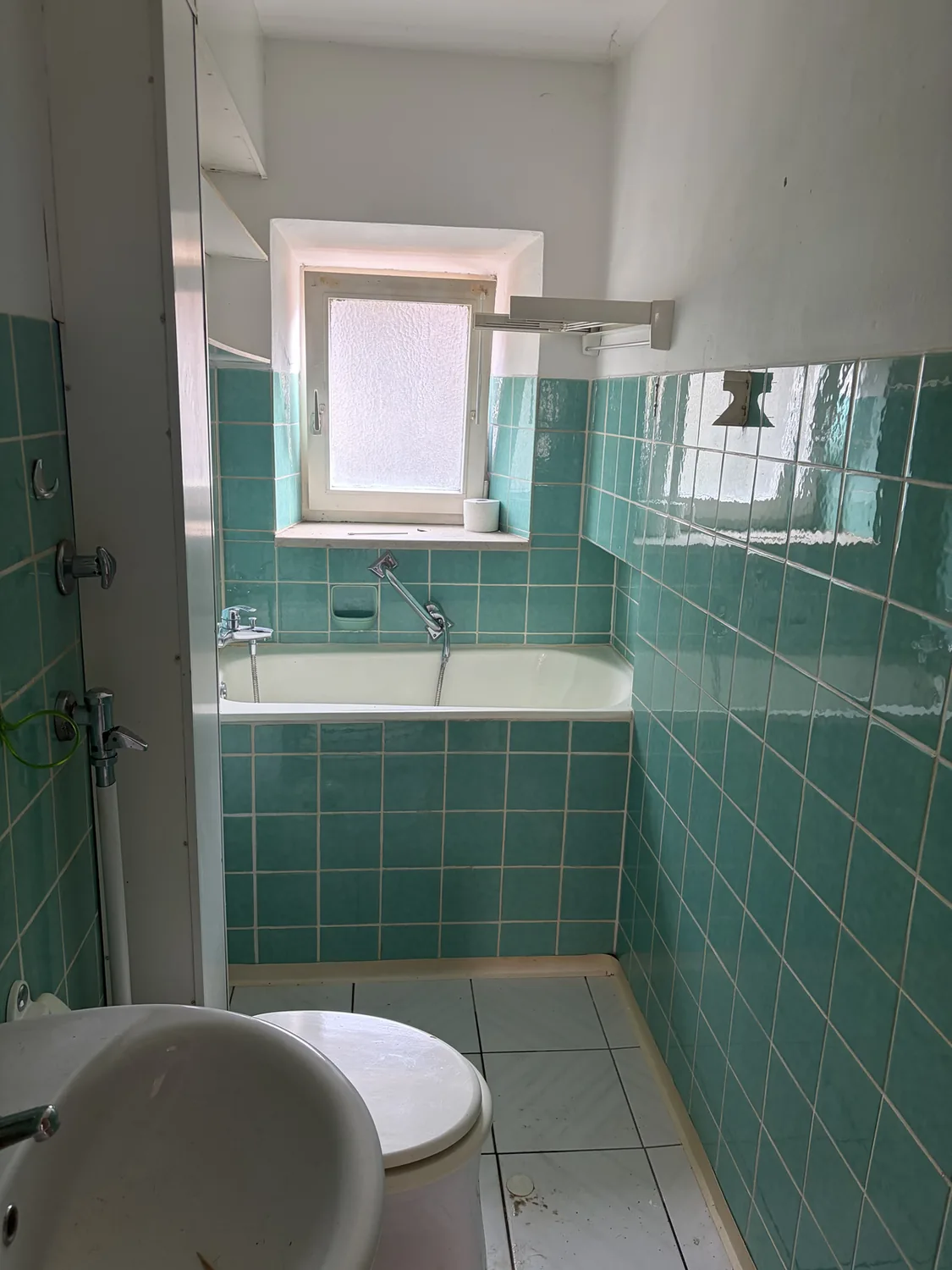 Badezimmer nach der Räumung, leer und gekehrt