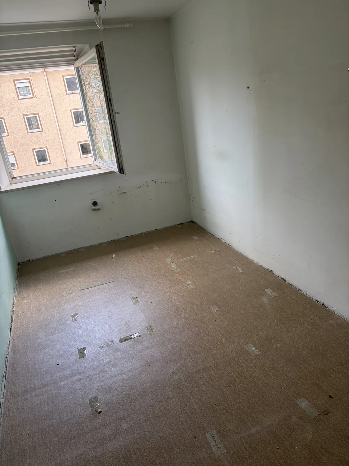 Schlafzimmer nach der Räumung, wieder frei begehbar