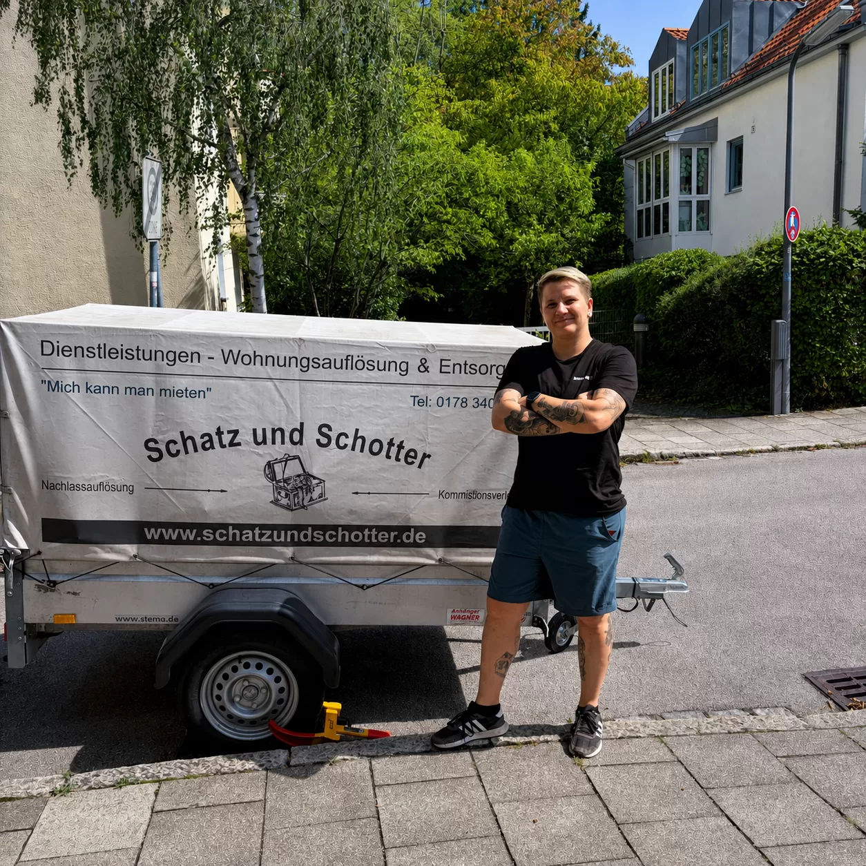 Monique Röthig bei der Arbeit an einem Anhänger für Haushaltsauflösungen