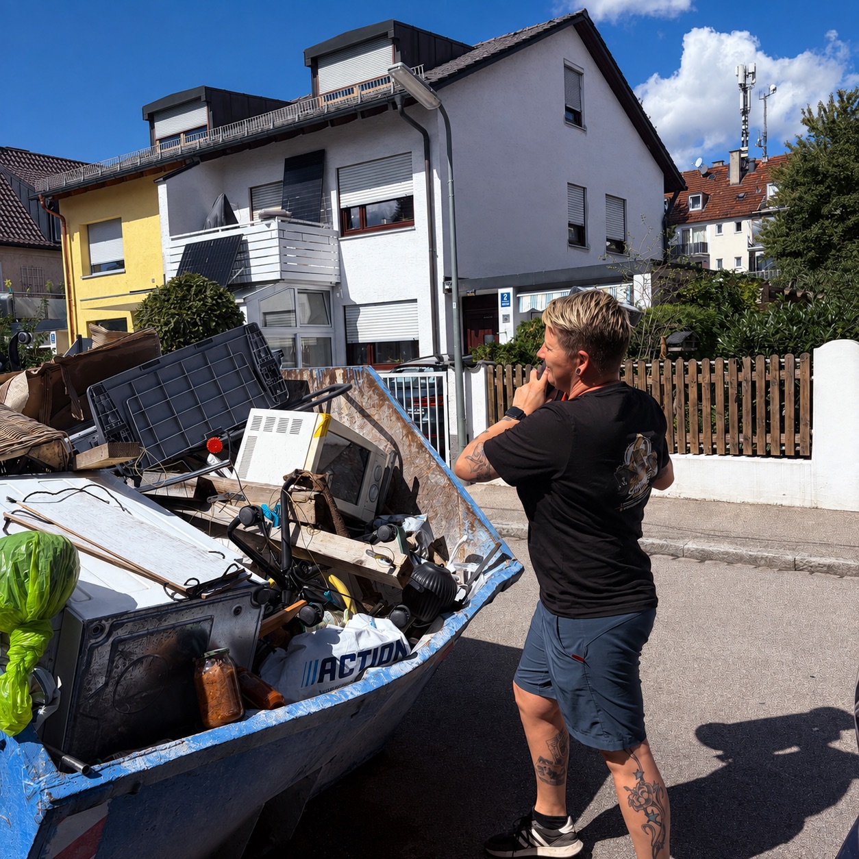Monique Röthig bei einer Entrümpelung neben einem Container