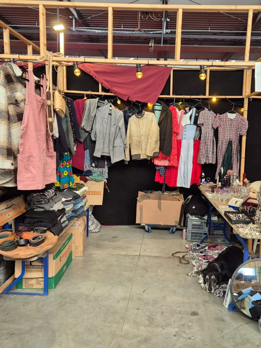 Verkaufsfläche mit gebrauchter Kleidung und gebrauchtem Hausrat aus Haushaltsauflösungen