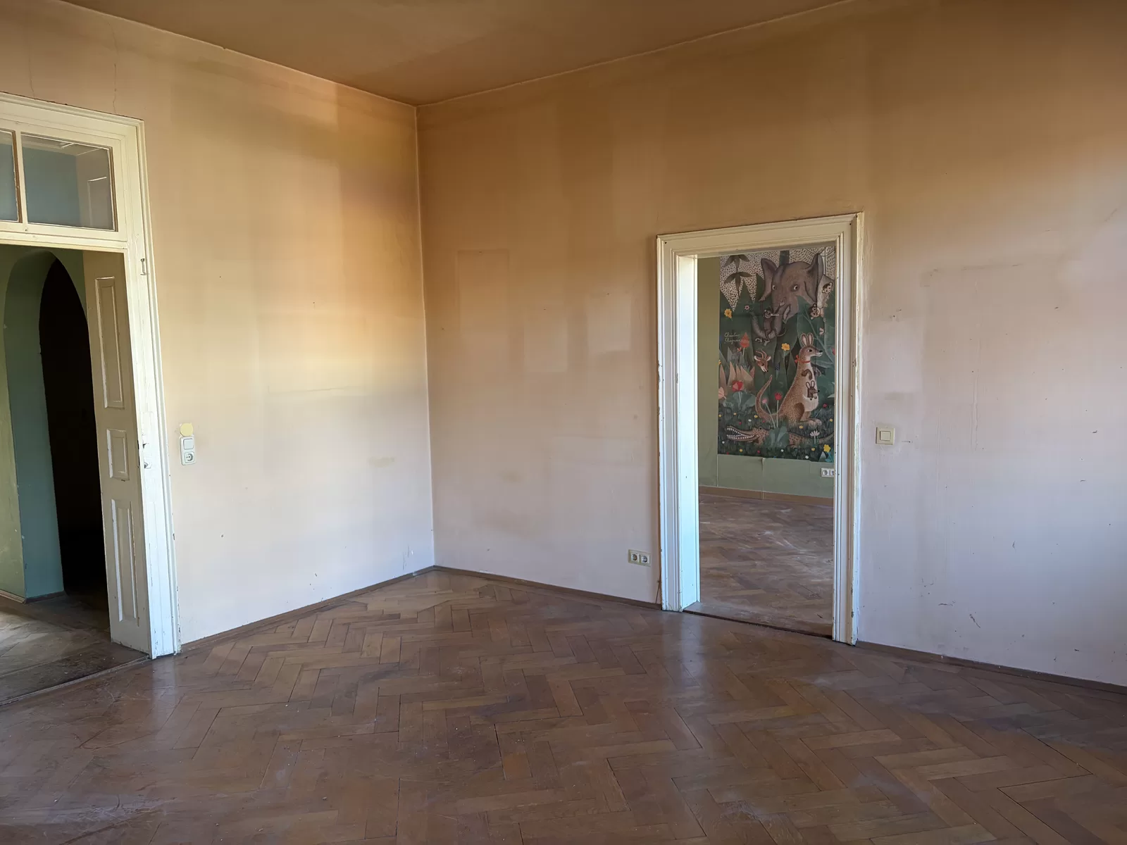 Leerer, besenrein geräumter Wohnraum