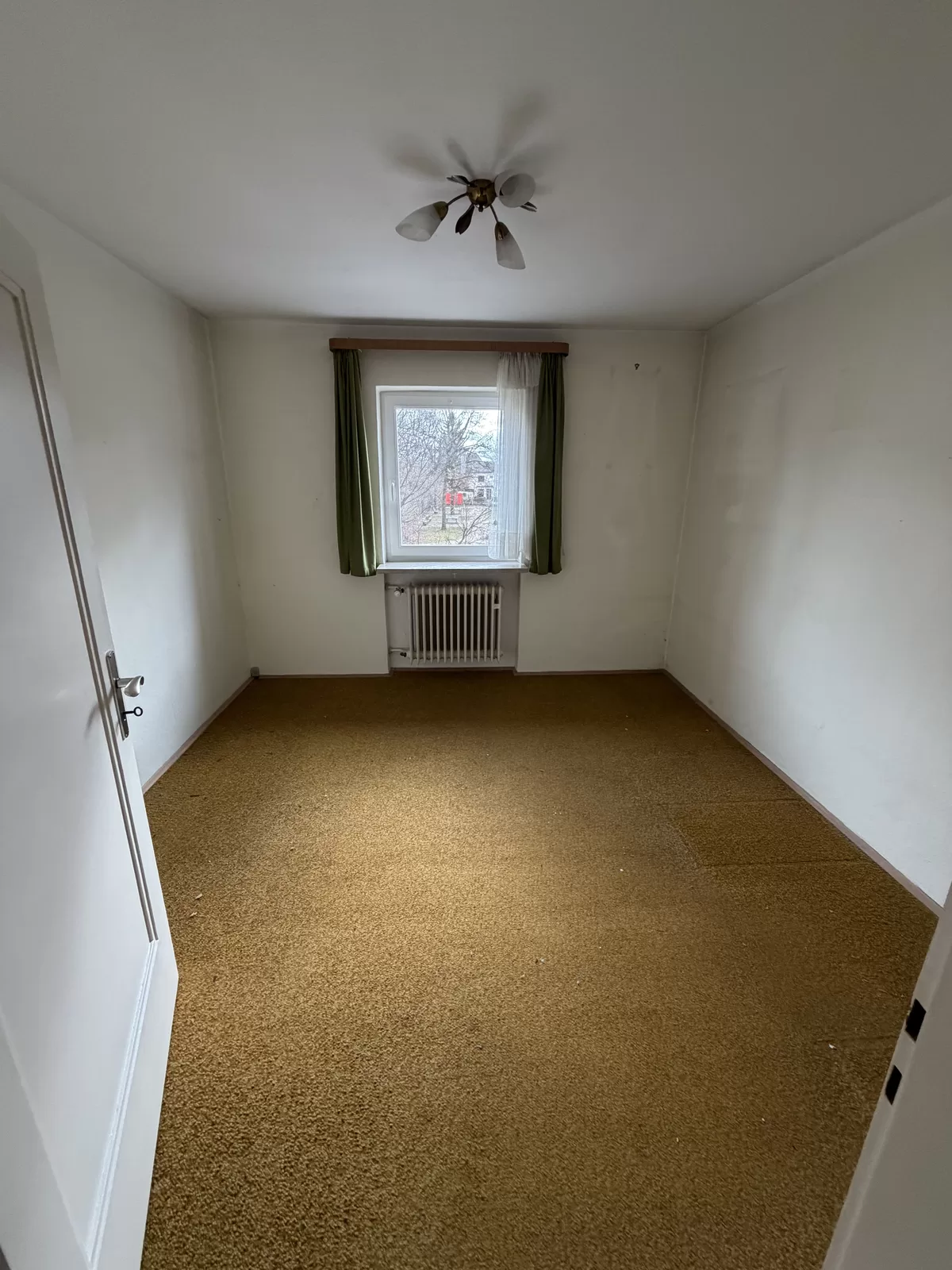 Ruhiger leerer Raum nach einer vollständigen Wohnungsauflösung