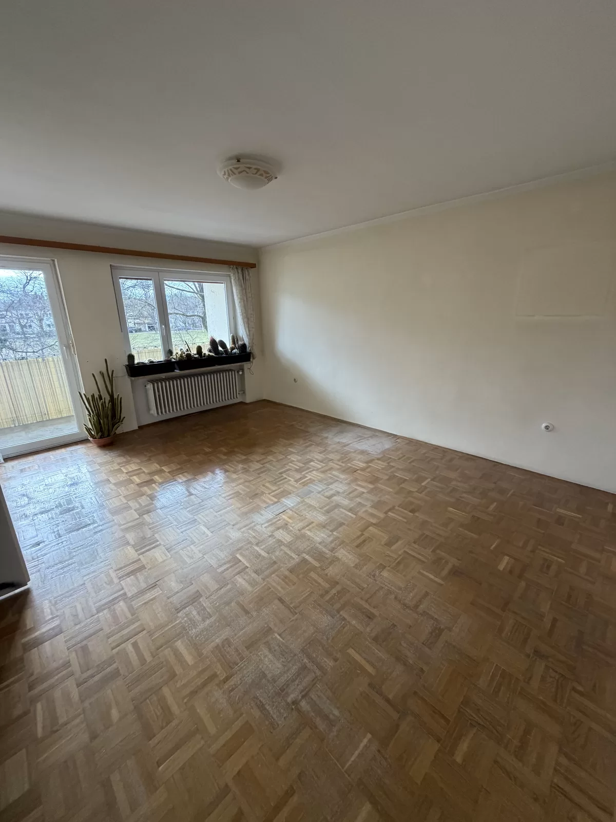 Nach der Räumung leerer Wohnraum mit Parkett