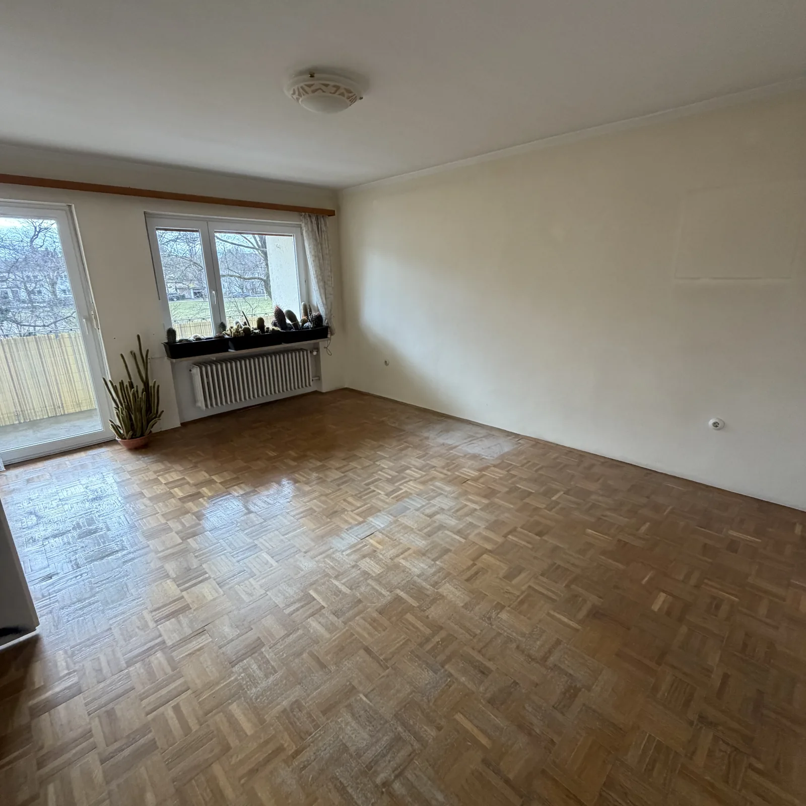 Leerer, besenreiner Raum nach einer Wohnungsauflösung in München