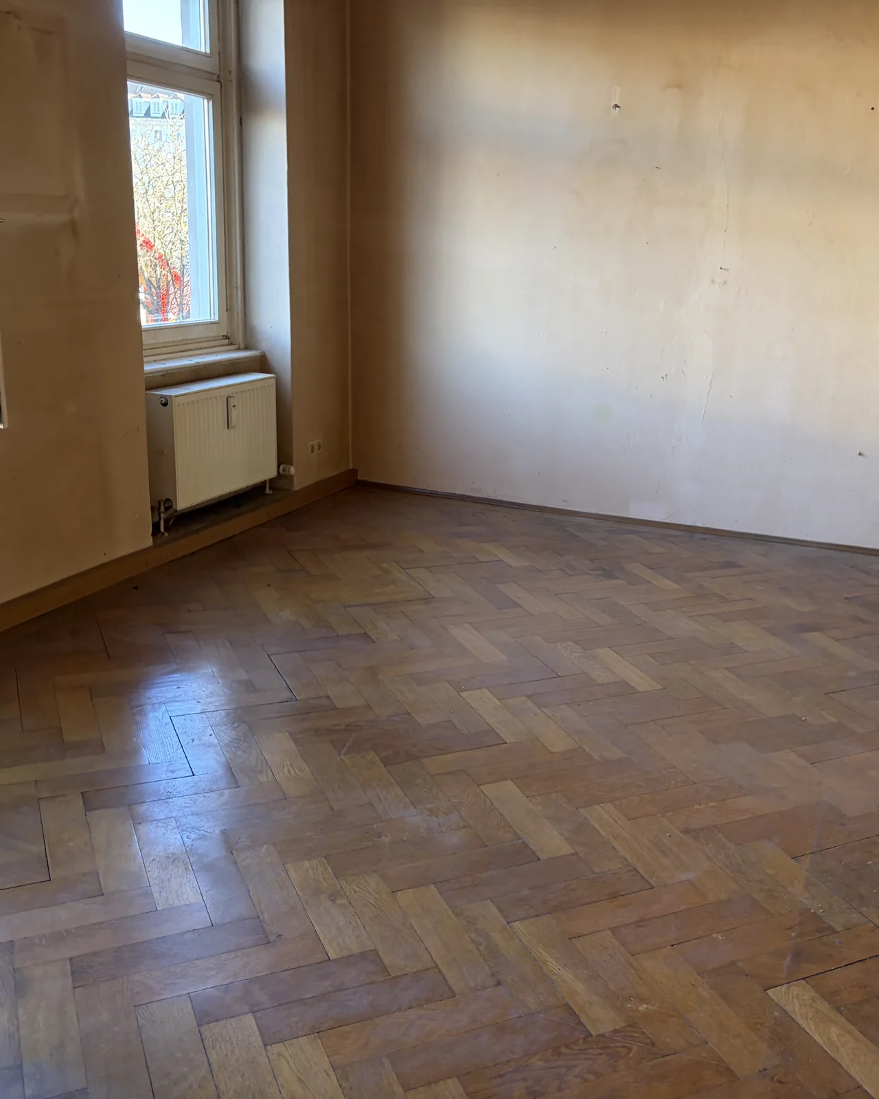 Ruhiger Raum mit Tageslicht vor einer Wohnungsauflösung in München