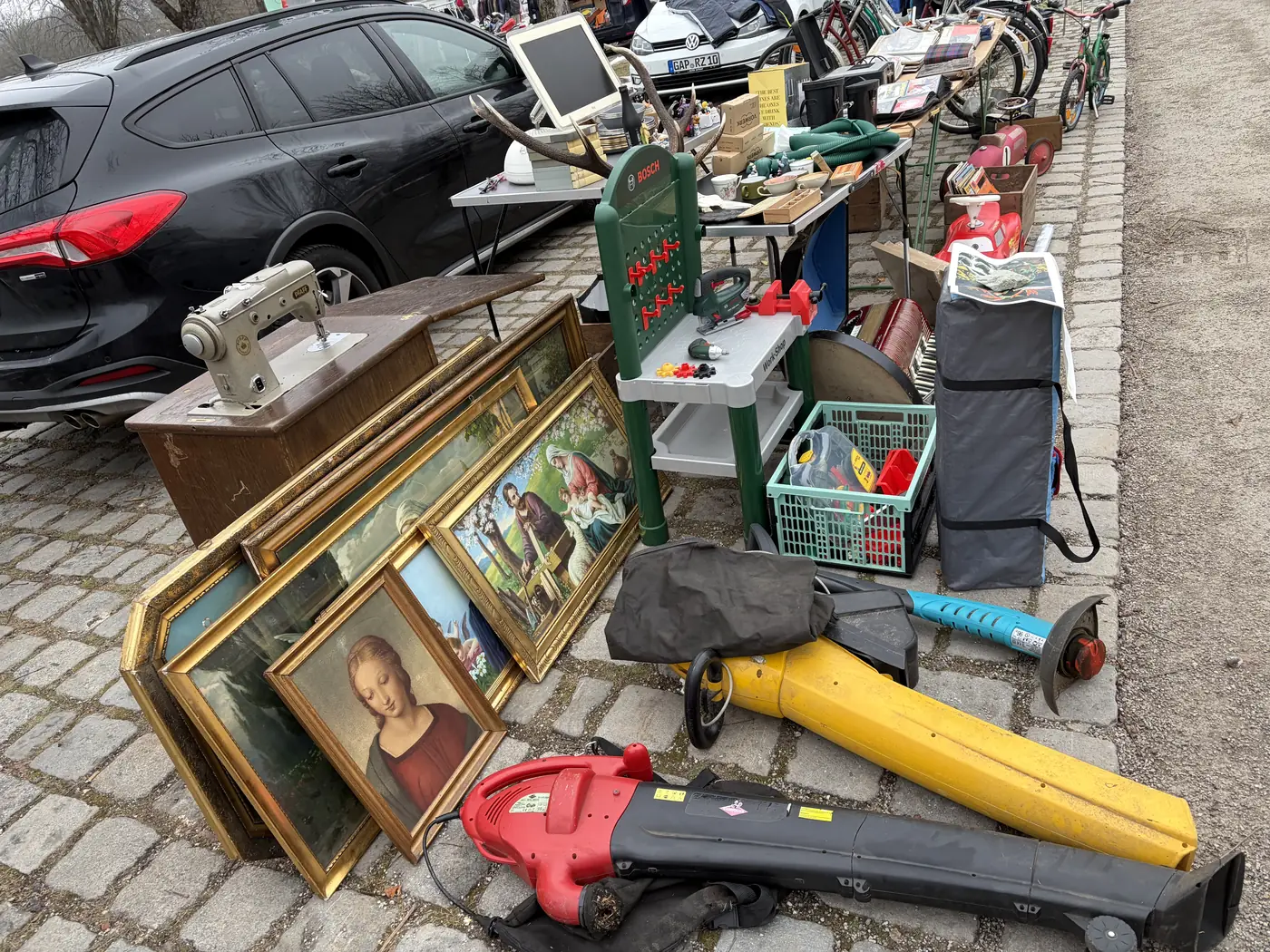 Gemälde, Nähmaschine und weitere Fundstücke aus einer Räumung