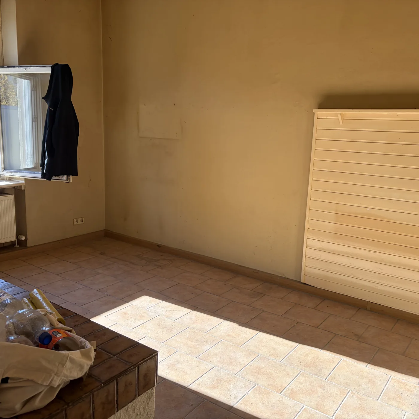 Derselbe Raum nach der Wohnungsauflösung, leer und besenrein
