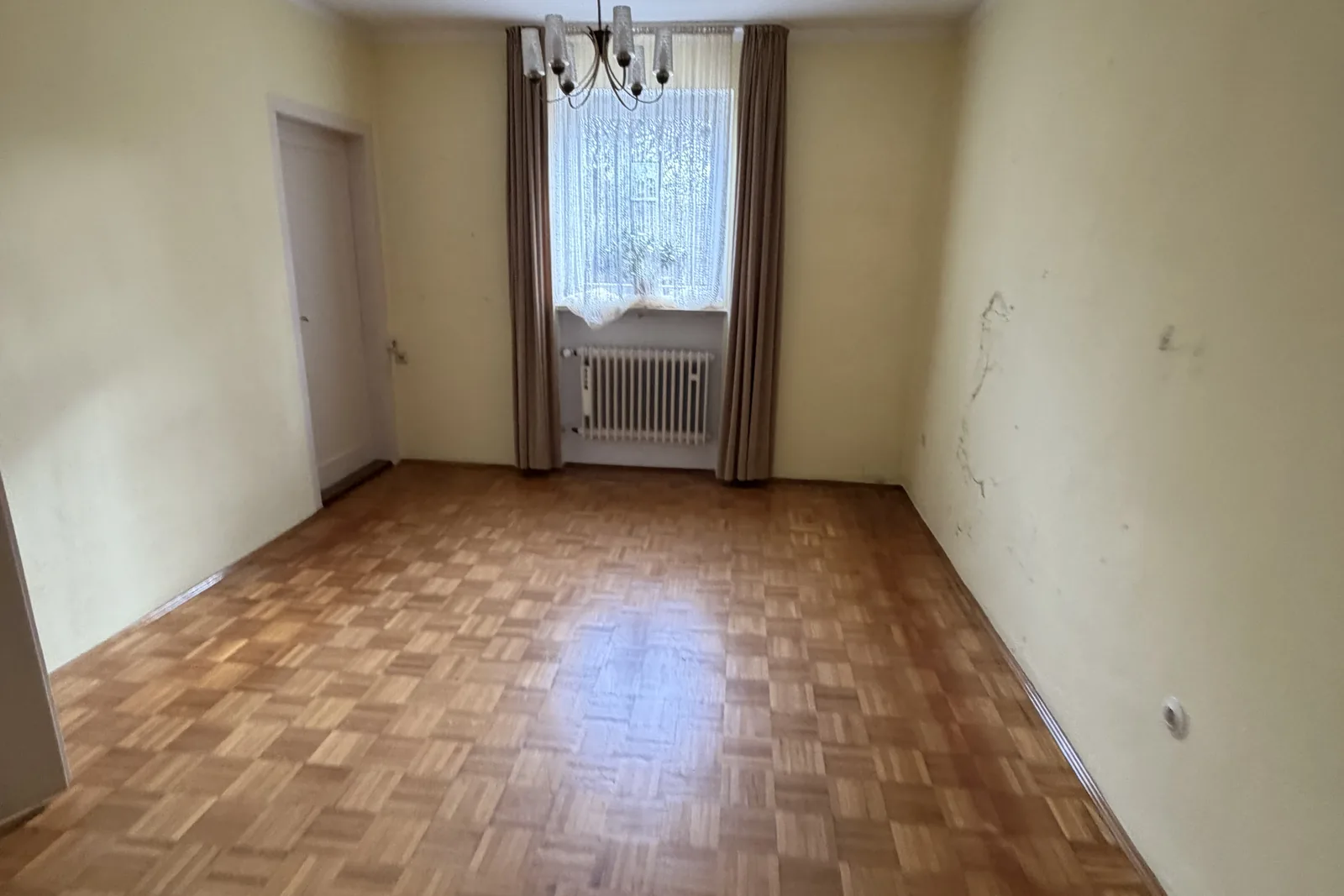 Derselbe Wohnraum nach der Räumung, besenrein vor der Übergabe